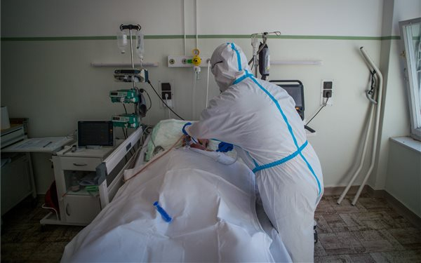 Meghalt 460 beteg, 27 830 új fertőzöttet találtak Magyarországon a hétvégén