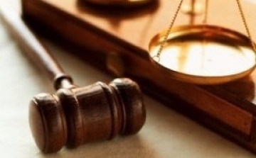 Kerítés bűntette és más bűncselekmények miatt emelt vádat a Veszprémi Járási Ügyészség