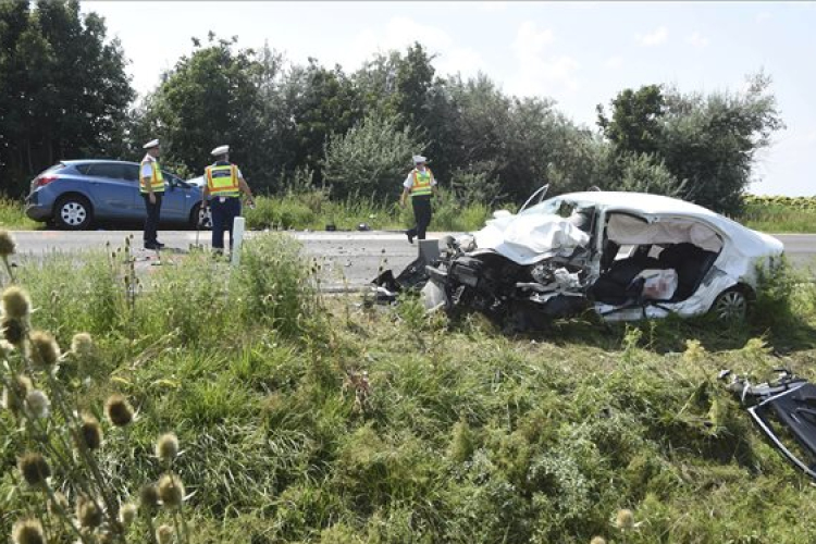 Egy ember meghalt, öten súlyosan megsérültek Szolnoknál