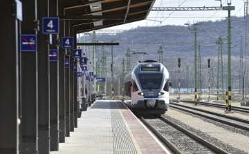 Változik a vonatok és a buszok menetrendje az ünnepek idején