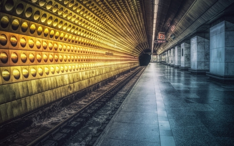 Sínek közé esett kislányokról tett hamis bejelentést egy metrót lekéső férfi