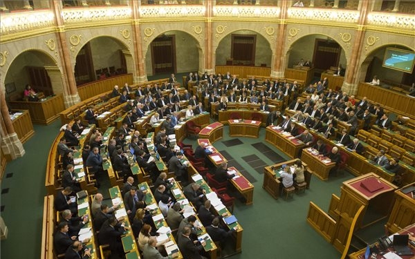 Tizenkét előterjesztésről tárgyal a parlament 