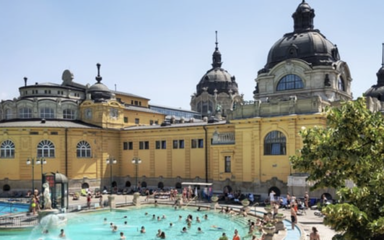 Egy bikini kell és csobbanhatunk a hó mellett - Budapest téli fürdőélete