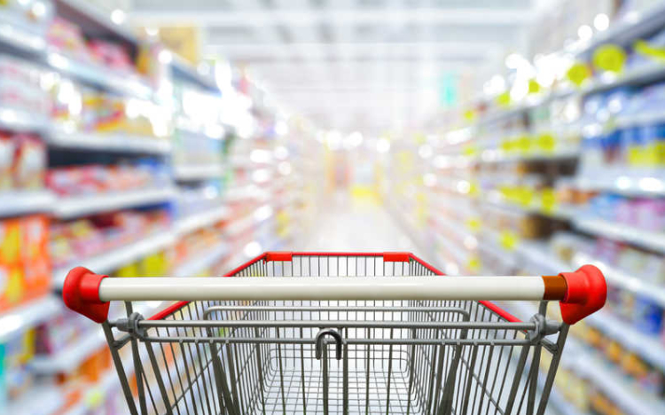 Árréskorlátozást vezetne be a kormány a háztartási cikkeket árusító boltokra