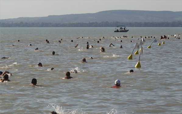 Vasárnap lesz Balaton-átúszás