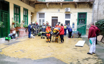 Leszakadt egy fővárosi társasház lépcsője egy férfi alatt