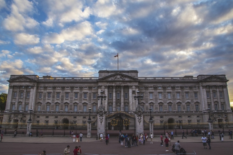 Töretlen a monarchia népszerűsége a britek körében