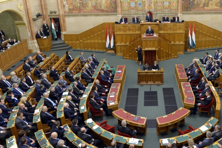 A koronavírus elleni védekezésről tárgyal a parlament