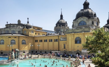 Egy bikini kell és csobbanhatunk a hó mellett - Budapest téli fürdőélete