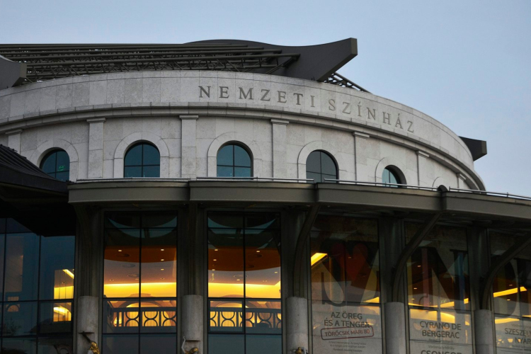 Kisebb tűz miatt kiürítették a budapesti Nemzeti Színházat