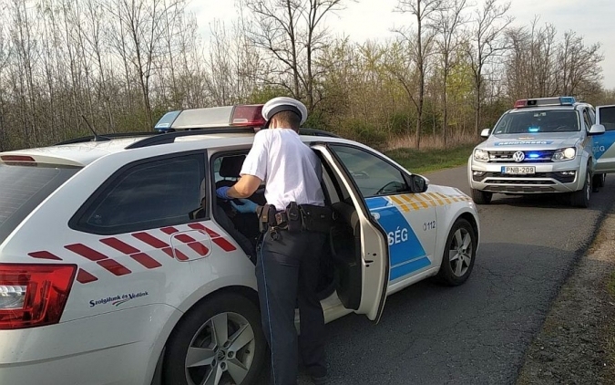 Száguldozva menekült egy autós a rendőrök elől Győrben