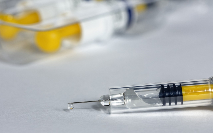 Hatásosnak tartja koronavírus-vakcináit a kínai CNBG cég 
