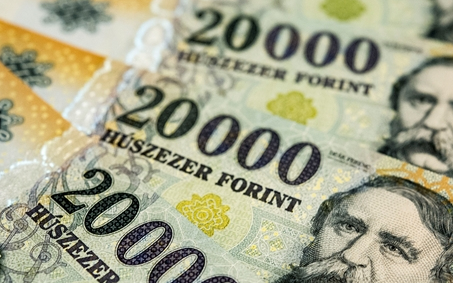 Gyengül a forint, emelkedik az olajár- és a gázár