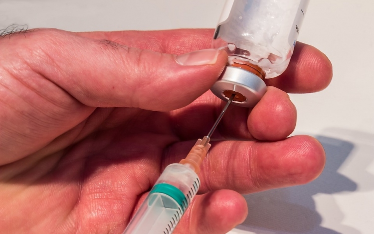 Oroszország 200 millió dózis koronavírus-vakcinát tervez gyártatni az év végéig