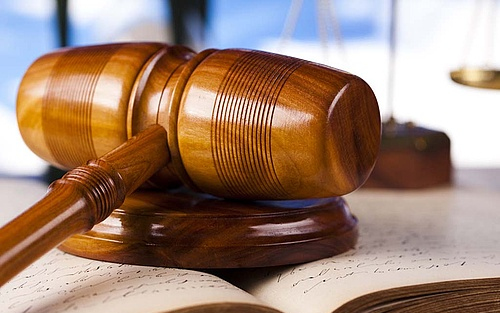 Egy szegedi pénzváltó kirablása miatt állt bíróság elé 19 éves férfi