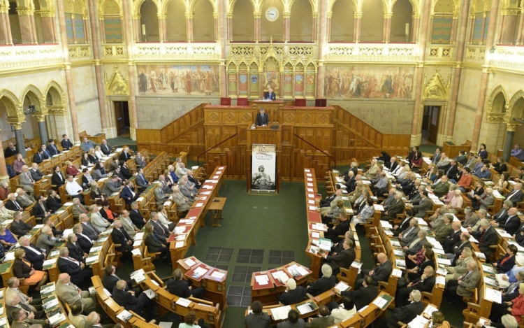 Miniszteri eskütétellel és megyeátnevezéssel folytatódik a parlamenti munka