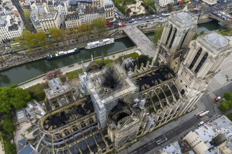 Elismerték a munkások, hogy cigiztek a Notre-Dame tüze előtt