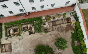 Végéhez közeledik a bakonybéli monostor déli udvarának régészeti feltárása