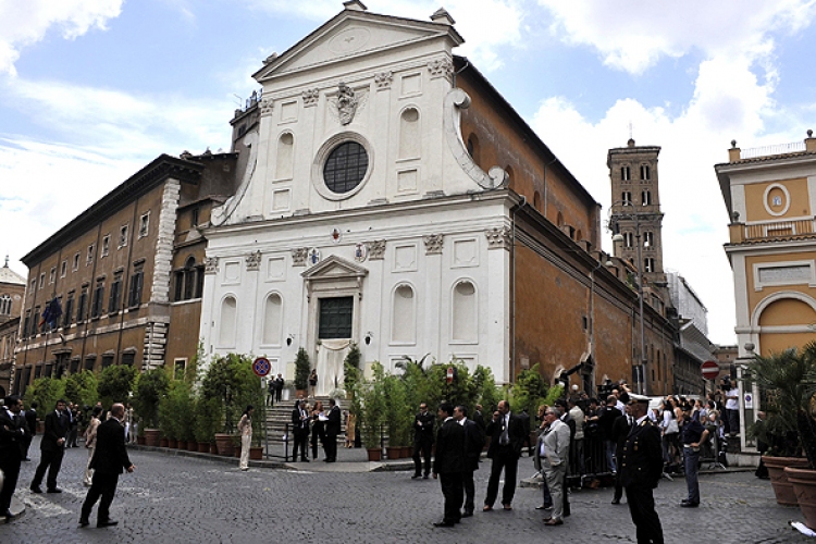 Ferenc pápa megtöltötte az olasz templomokat