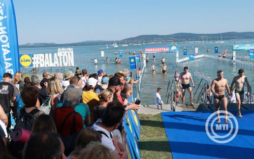 Több mint tízezren teljesítették a Balaton-átúszást